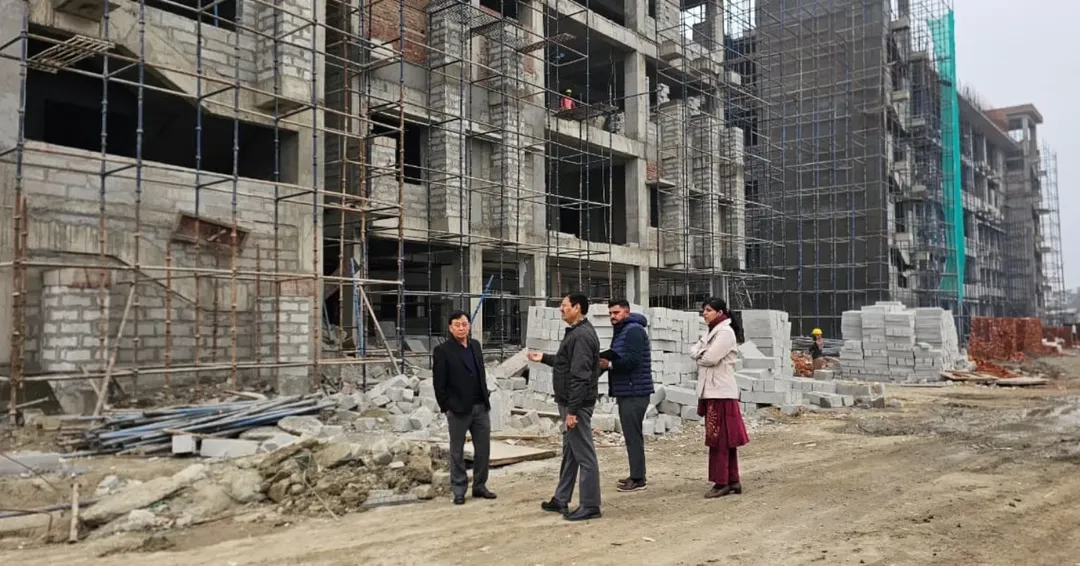 दिनांक 20 दिसंबर 2025 को डॉ गोविंद सिंह तितियाल, प्राचार्य राजकीय मेडिकल कॉलेज रुद्रपुर द्वारा निर्माणाधीन भवनों का निरीक्षण किया गया तथा चल रहे निर्माण कार्यों की गुणवत्ता एवं समय से पूर्ण किए जाने हेतु सम्बन्धित अधिकारियों को निर्देशित किया