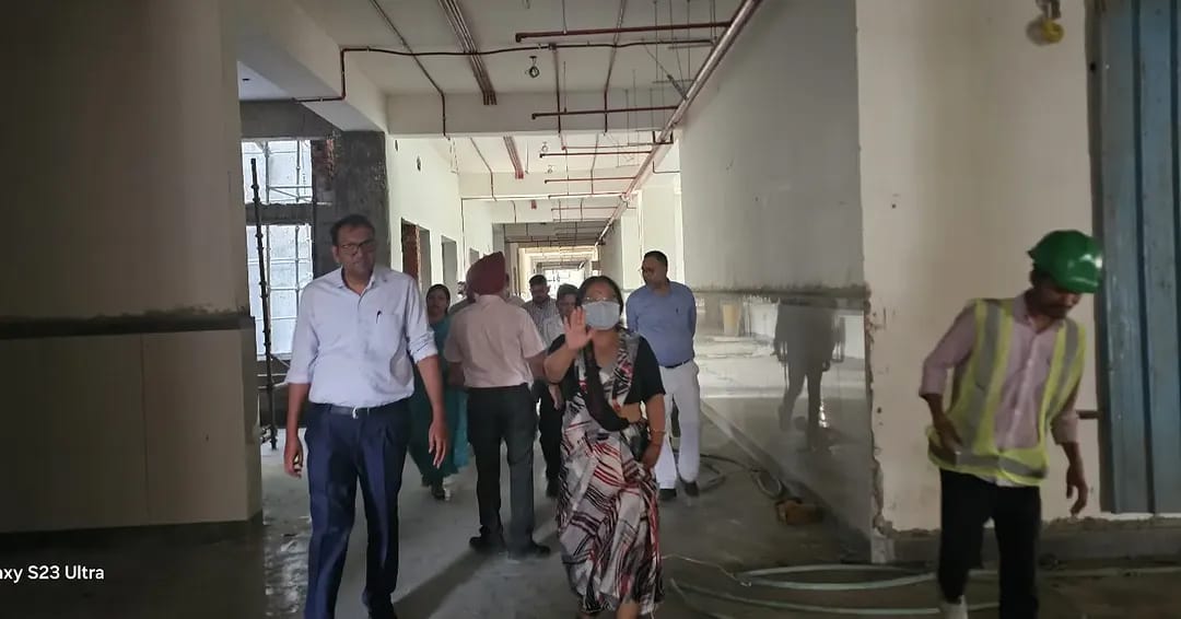 दिनांक 16 अप्रैल 2026 को उत्तराखंड शासन तथा चिकित्सा शिक्षा विभाग से आए अधिकारियों के साथ राजकीय मेडिकल कॉलेज रुद्रपुर की प्राचार्या डॉ उषा रावत द्वारा राजकीय मेडिकल कॉलेज रुद्रपुर के निर्माण कार्यों का निरीक्षण किया गया तथा निर्माण कार्यों को जल्द पूरा किए जाने हेतु कार्यदायी संस्था के सम्बन्धित अधिकारियों को निर्देशित भी किया