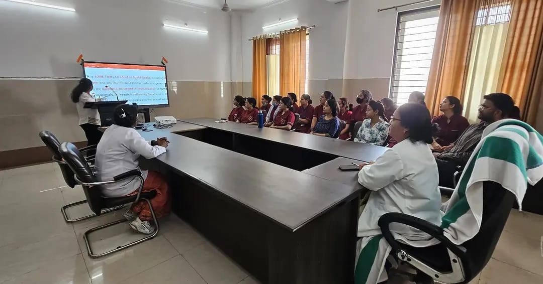 राजकीय मेडिकल कॉलेज रुद्रपुर में कार्यरत समस्त स्टाफ को बायो मेडिकल वेस्ट से होने वाले प्रभाव तथा बचाव एवं उचित कार्रवाई किए जाने हेतु डॉ ऊषा रावत प्राचार्या राजकीय मेडिकल कॉलेज रुद्रपुर द्वारा प्रदत्त निर्देशों के क्रम में डॉ मयूरी श्रीवास्तव, एसोसिएट प्रोफेसर माइक्रोबायोलॉजी विभाग द्वारा प्रतिदिन प्रशिक्षण प्रदान किया जा रहा है जिससे समस्त स्टाफ को बायो मेडिकल वेस्ट के बारे में अधिक से अधिक जानकारी प्राप्त हो सके तथा मरीजों को अनुकूल वातावरण प्राप्त हो सके।