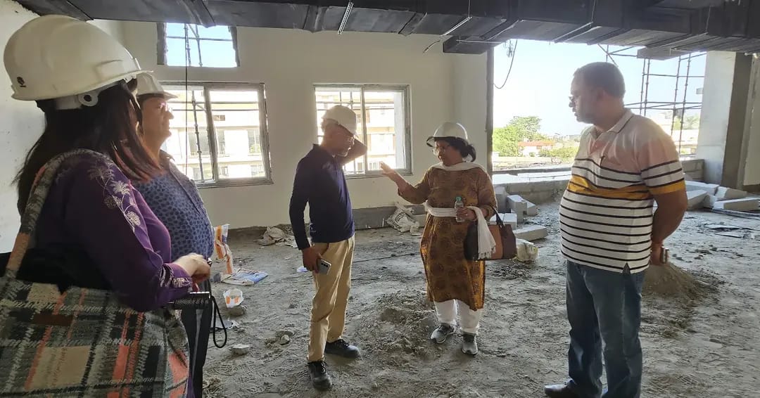 दिनांक 16 मई 2026 को डॉ ऊषा रावत प्राचार्या राजकीय मेडिकल कॉलेज रुद्रपुर द्वारा राजकीय मेडिकल कॉलेज रुद्रपुर के निर्माण कार्यों का निरीक्षण किया गया तथा निर्माण कार्यों को जल्द से जल्द पूरा किए जाने तथा निर्माण कार्यों में मजदूरों की संख्या को बढ़ाए जाने हेतु कार्यदायी संस्था को निर्देशित किया ,, उक्त निरीक्षक में कार्यदाई संस्था के अधिकारियों के साथ डॉ सृजन श्रीवास्तव एसोसिएट प्रोफेसर पैथोलॉजी विभाग राजकीय मेडिकल कॉलेज रुद्रपुर आदि उपस्थित रहे।