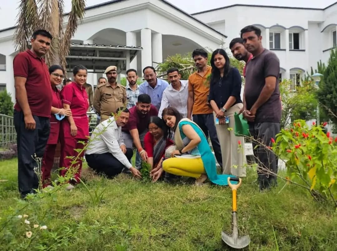 दिनांक 5 जून 2026 विश्व पर्यावरण दिवस (World Environment Day) के अवसर पर प्राचार्या राजकीय मेडिकल कॉलेज रुद्रपुर डॉ उषा रावत तथा स्टाफ द्वारा परिसर में पौधारोपण किया गया। प्राचार्या महोदय द्वारा बताया गया कि इसका मुख्य उद्देश्य लोगों को प्रकृति और पर्यावरण संरक्षण के प्रति जागरूक करना तथा पृथ्वी को सुरक्षित रखने के लिए प्रेरित करना है