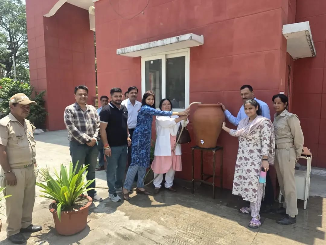 जनपद उधम सिंह नगर में हो रही भयंकर गर्मी को देखते हुए प्राचार्या राजकीय मेडिकल कॉलेज रुद्रपुर डॉ उषा रावत द्वारा चिकित्सालय में आने वाले मरीजों तथा आम जन मानस हेतु स्वयं सहायता से मुख्य द्वार पर पियाऊ लगाया गया, इस भीषण गर्मी में आपका यह प्रयास मरीजों तथा अन्य को लिए एक विश्रांति प्रदान करेगा...