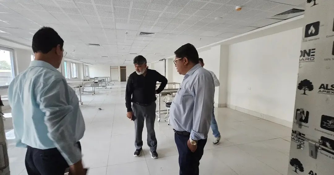 दिनांक 07 अगस्त 2026 को नवनियुक्त चिकित्सा शिक्षा, निदेशक डॉ आशुतोष सयाना द्वारा एनएमसी के मनकानुसार कार्य तथा अन्य की समीक्षा हेतु राजकीय मेडिकल कॉलेज रुद्रपुर का निरीक्षण किया इसी दौरान डॉ आशुतोष सयाना द्वारा राजकीय मेडिकल कॉलेज रुद्रपुर में कार्यरत समस्त संकाय/चिकित्सकों से भी वार्ता की। इस अवसर पर डॉ चंद्र प्रकाश, प्राचार्य, डॉ उषा रावत, पूर्व प्राचार्या, डॉ सृजन श्रीवास्तव, डॉ राजीव कुमार सिंह, डॉ सुमन पांडे, चिकित्सा अधीक्षक, डॉ आदित्य चौहान, डॉ हेमंत आदि उपस्थित रहे।