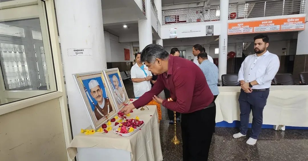 दिनांक 02 अक्टूबर को सत्य और अहिंसा के मार्ग पर चलना सिखाने वाले राष्ट्रपिता महात्मा गांधी जी और सादगी व ईमानदारी के प्रतीक पूर्व प्रधानमंत्री लाल बहादुर शास्त्री जी की जयंती पर राजकीय मेडिकल कॉलेज रुद्रपुर में दोनों महाविभूतियों को प्रतिमा पर दीप प्रज्वलित कर माल्यार्पण तथा पुष्प अर्पित कर उनके द्वारा देश निर्माण ओर उनके अभूतपूर्व योगदान को याद किया।